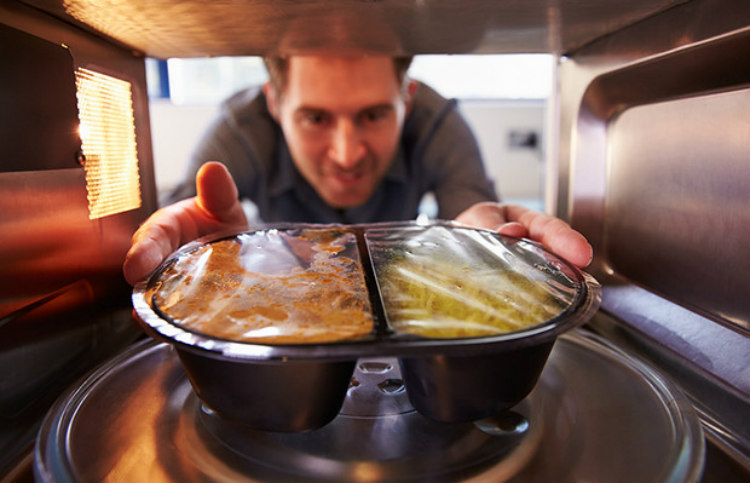 Τι να προσέχετε όταν βάζετε πλαστικά τάπερ με φαγητό στoν φούρνο μικροκυματων