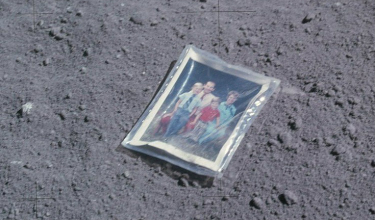 Η ιστορία της οικογενειακής φωτογραφίας που βρίσκεται στο φεγγάρι