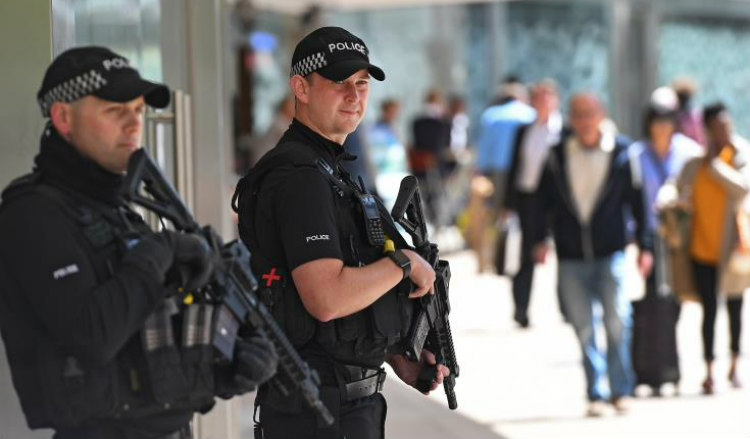Παραμένει «κρίσιμο» το επίπεδο του συναγερμού ασφαλείας στη Βρετανία