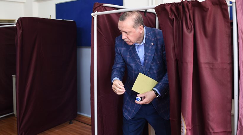 Στο 56% το «ΝΑΙ» με καταμετρημένο το 61%  στην Τουρκία για το δημοψήφισμα