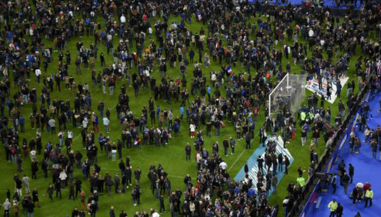 Γιατί οι θεατές στο Stade de France δεν ποδοπατήθηκαν στην έξοδο; Επειδή ένας ήρωας εκφωνητής τους καθοδηγούσε! Διαβάστε τη συγκλονιστική μαρτυρία του