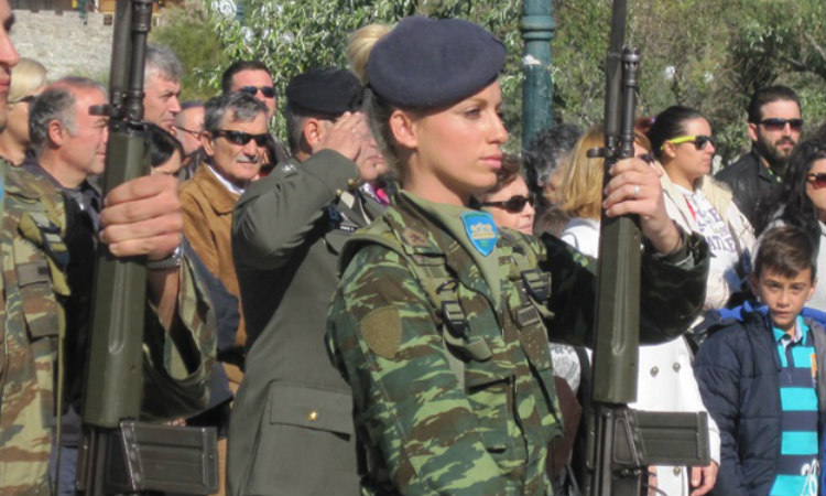 Γύρισαν και την κοίταξαν όλοι: Ξανθιά στρατιωτίνα στην παρέλαση στη Λήμνο