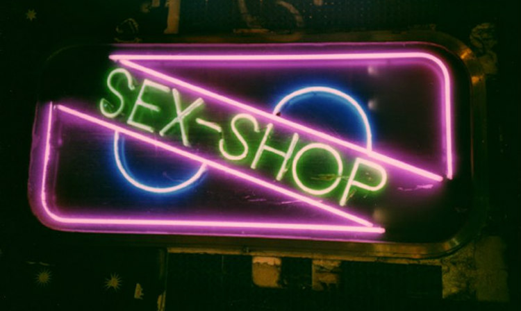 «Ντου» Αστυνομικών σε Sex Shops! Τι εντοπίστηκαν μετά από έρευνες σε Λεμεσό και Λάρνακα