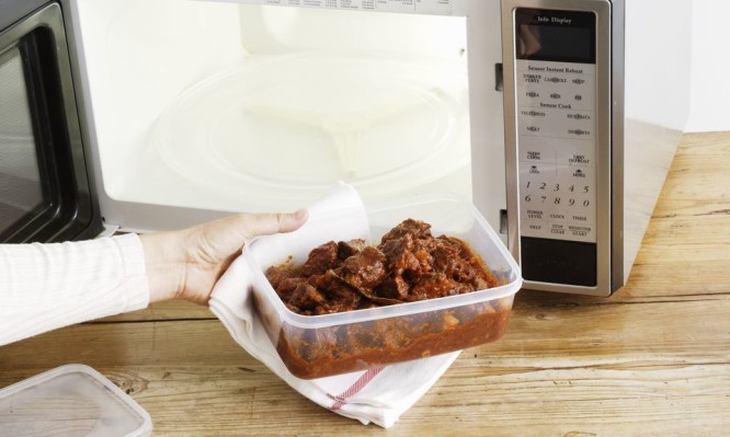 Προσοχή με τα πλαστικά τάπερ φαγητού στον φούρνο μικροκυμάτων – Τι πρέπει να ξέρετε