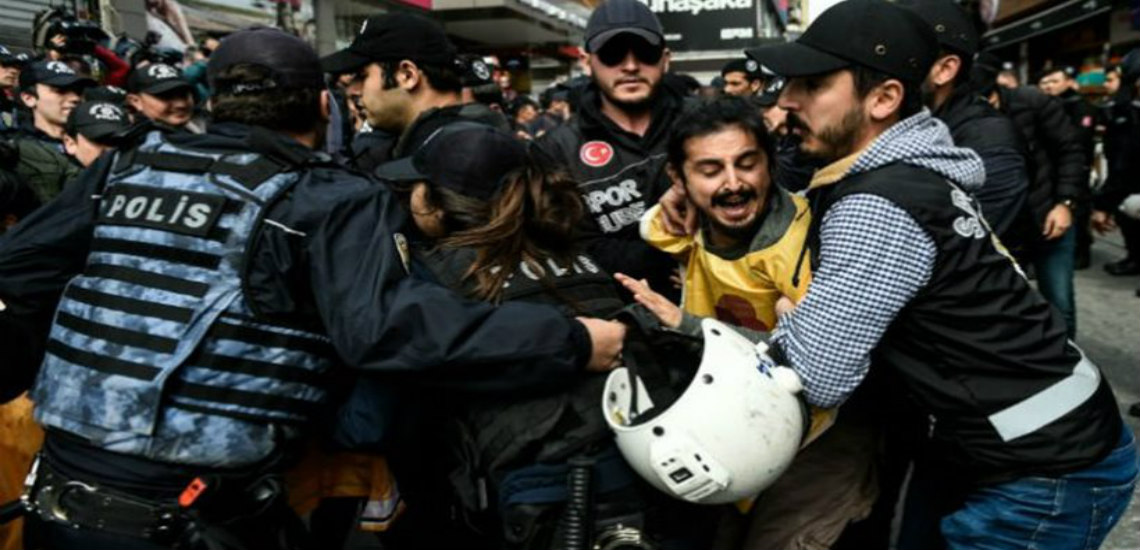 Η Τουρκία γιορτάζει την Εργατική Πρωτομαγιά σε συνθήκες έντασης, δύο εβδομάδες μετά το δημοψήφισμα - Δείτε φωτογραφίες και βίντεο