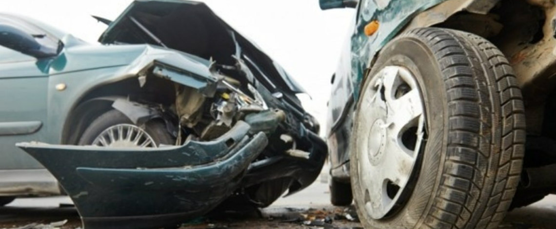 Τροχαίο στη Λεμεσό: Αυτοκίνητο πήρε σβάρνα δυο άλλα οχήματα και κατέληξε σε ευκαλύπτους! Τρεις τραυματίες