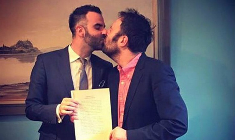 Έλληνας συγγραφέας υπέγραψε σύμφωνα συμβίωσης με τον σύντροφό του! Είναι μαζί 12 χρόνια