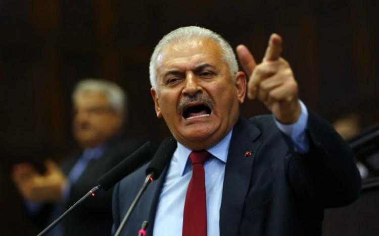 «Ωμός εκβιασμός» του Τούρκου πρωθυπουργού – Προειδοποιεί για «κύματα μεταναστών» σε όλη την Ευρώπη
