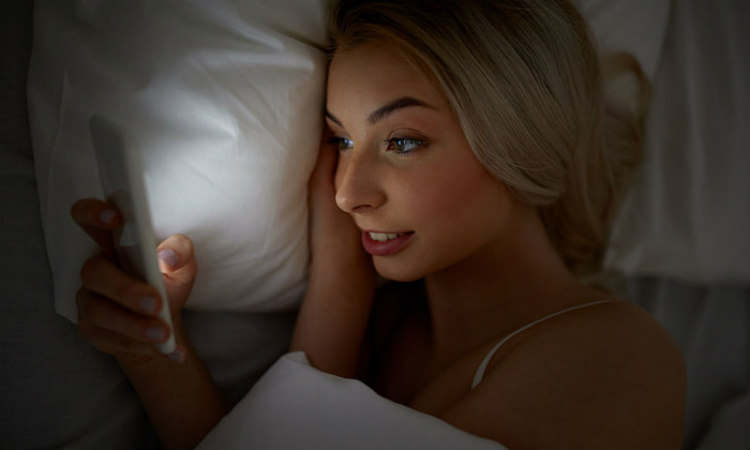 Λιγότερος και χειρότερος ο ύπνος μας εξαιτίας των smartphones