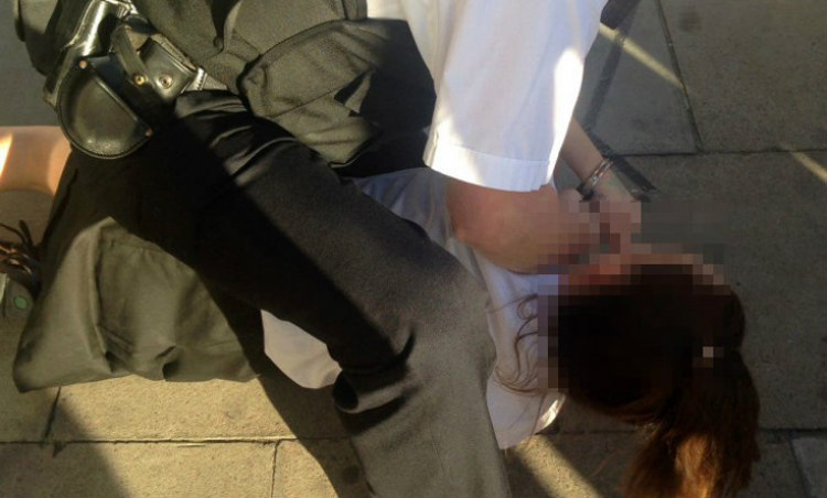 Αστυνομικός σέρνει ένα 13χρονο κορίτσι «σαν ένα κομμάτι κρέας»