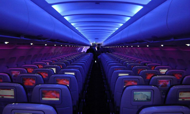 Το ξέρατε: Γιατί οι πιλότοι χαμηλώνουν το φωτισμό στην προσγείωση και την απογείωση