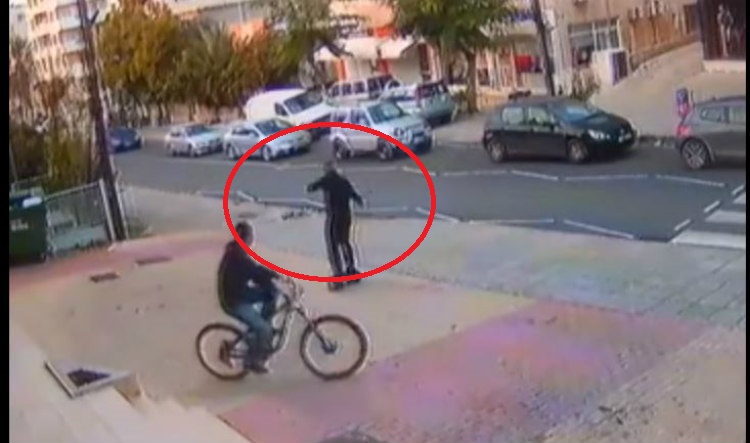 Κύπριος επώνυμος σωριάζεται στη μέση του δρόμου! Καρέ - καρέ η πτώση από κάμερα ασφαλείας!(VIDEO)