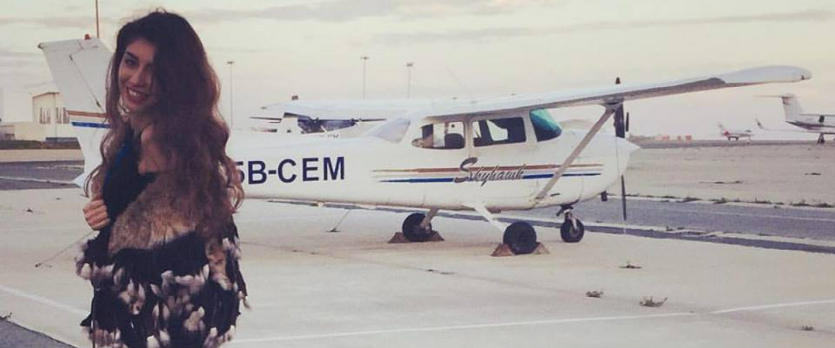 Τρελά πράγματα: Κύπρια καλλονή άργησε για το ραντεβού της στην Πάφο και πήγε με αεροπλάνο από τη Λάρνακα