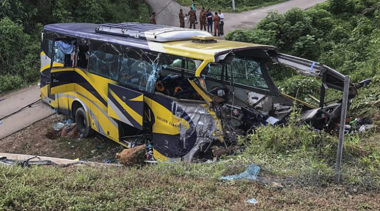 Τραγωδία στη Μαλαισία: Λεωφορείο ανατράπηκε σκοτώνοντας 14 άτομα