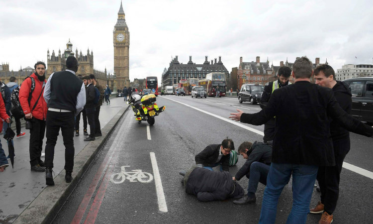 Εξετάζεται η πιθανότητα η επίθεση στο Λονδίνο να ήταν εμπνευσμένη από την προπαγάνδα των Τζιχαντιστών
