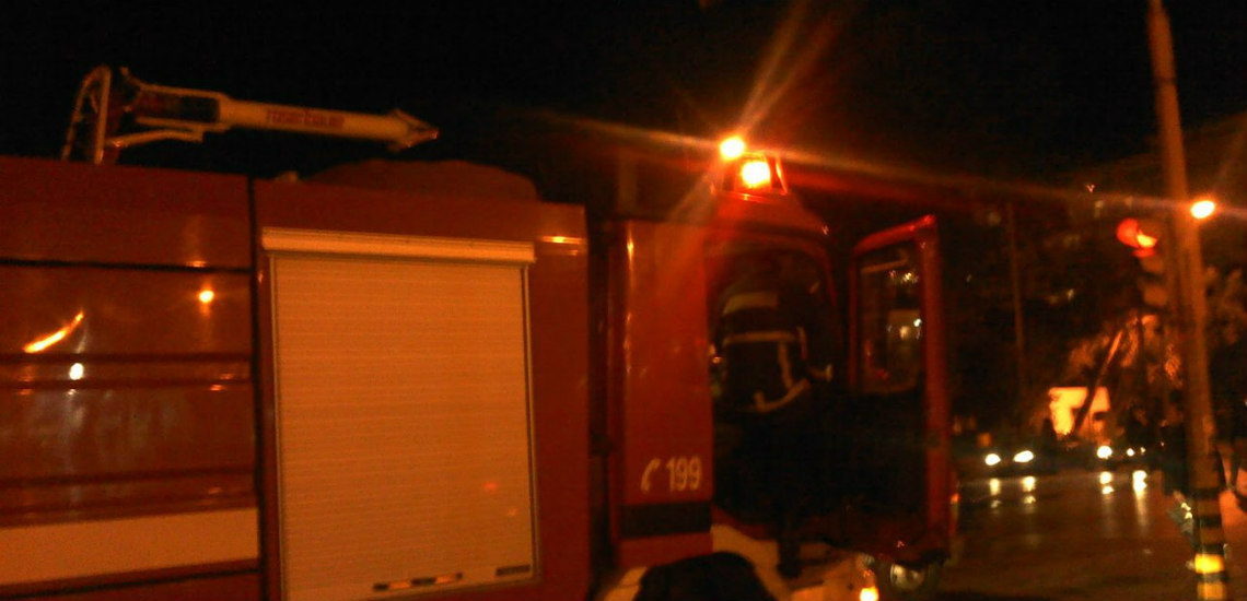 ΕΓΚΩΜΗ: Πυρκαγιά ξέσπασε σε αυτοκίνητο κάτω από πολυκατοικία