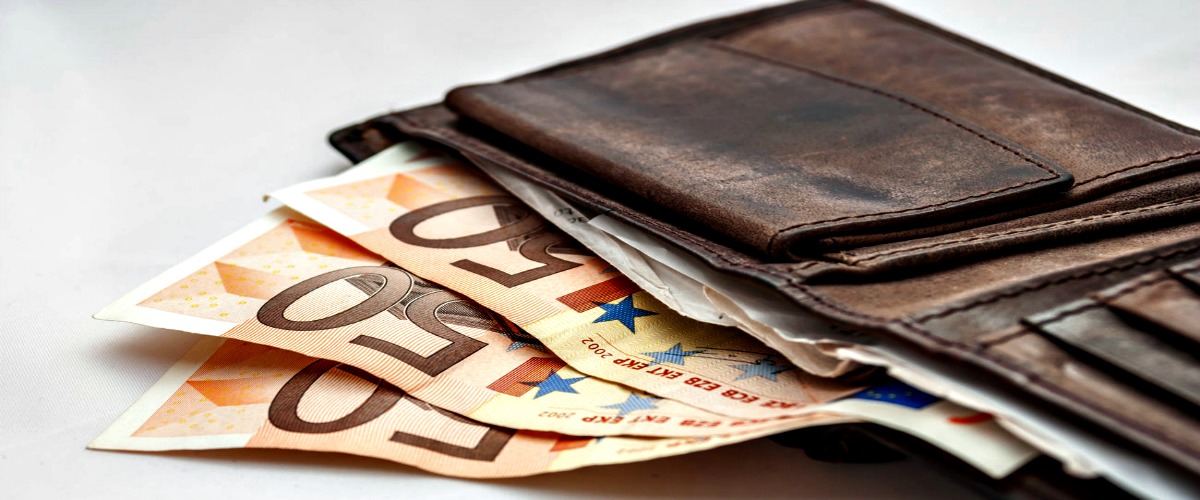 Πάφος: Mαθητής βρήκε 9.700 ευρώ σε αποχωρητήριο καφετέριας, τα παρέδωσε και τον βραβεύουν!