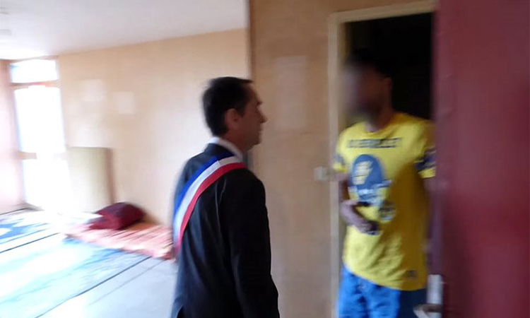 BINTEO: Γάλλος δήμαρχος σε Σύρους πρόσφυγες- «Δεν είστε ευπρόσδεκτοι εδώ»