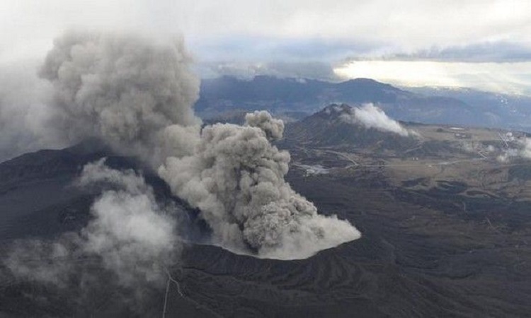 Εξερράγη το ηφαίστειο στο νησί Κιούσου της Ιαπωνίας (Βίντεο)
