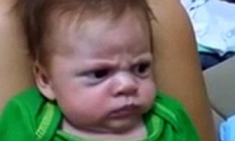 Ένα τσαντισμένο μωρό... μας προκαλεί γέλιο (Βίντεο)