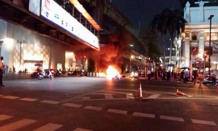 Καρέ καρέ η ισχυρή έκρηξη σε εμπορικό κέντρο της Μπανγκόκ- Τουλάχιστον 12 νεκροί (Φώτο&Βίντεο)