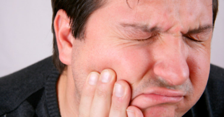 Χαλασμένο δόντι: Ποιους κινδύνους κρύβει για την υγεία