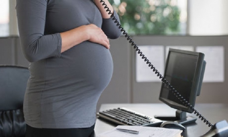Έρευνα: Οι γυναίκες που εργάζονται πολλές ώρες μένουν πιο δύσκολα έγκυες