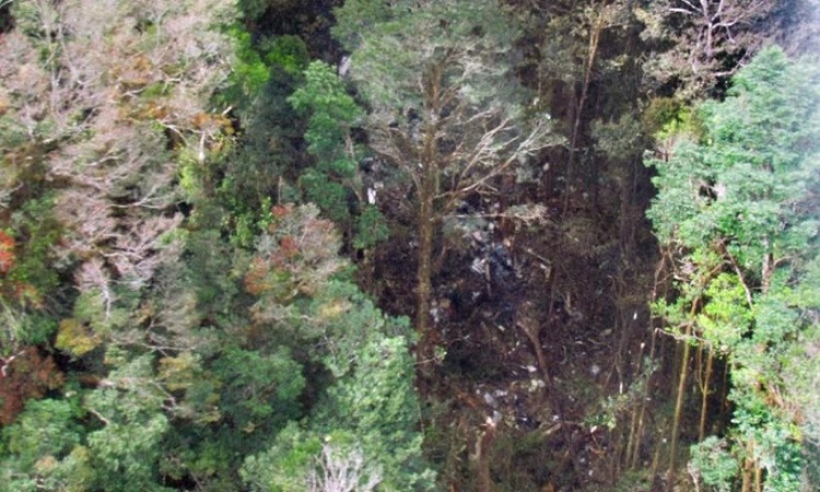 Πλήρης καταστροφή: Οι πρώτες φωτογραφίες από το αεροσκάφος που συνετρίβη στην Ινδονησία