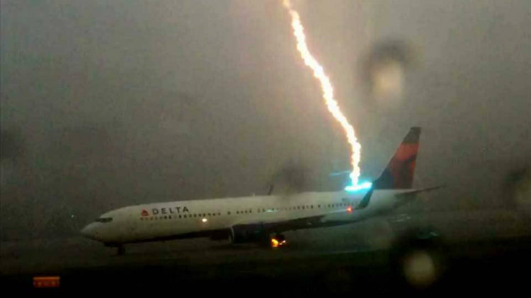 Κεραυνός χτυπά αεροσκάφος στο αεροδρόμιο! Δείτε το εντυπωσιακό βίντεο