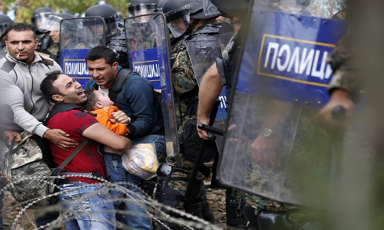 Χάος στα σύνορα Ελλάδας Σκοπίων - Επεισόδια, δακρυγόνα και πλαστικές σφαίρες κατά μεταναστών