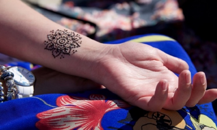 Ο σοβαρός κίνδυνος που κρύβουν τα καλοκαιρινά τατουάζ χένα