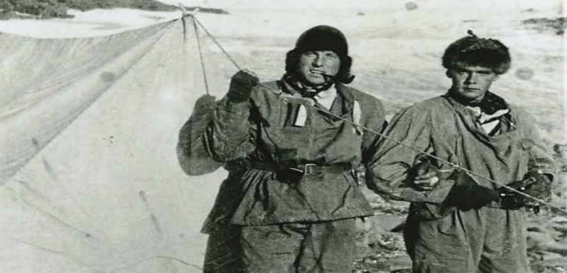 Το πτώμα του Βρετανού στο Έβερεστ που βρέθηκε 75 χρόνια μετά με όλα τα προσωπικά αντικείμενα, αλλά έλειπε η φωτογραφική του κάμερα! Το μυστήριο με τους Βρετανούς ορειβάτες