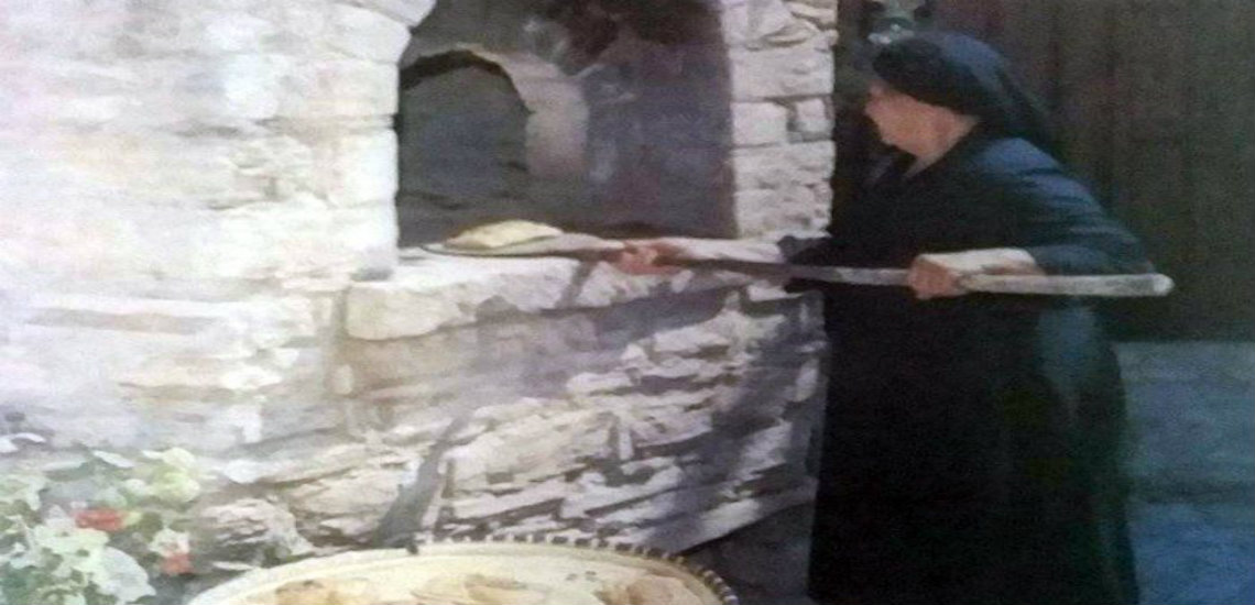Η πασχαλιάτικη φλαούνα. Γιατί οι γυναίκες πηδούσαν πάνω στον φούρνο την ώρα του ψησίματος; Ένα έθιμο από τα αρχαία χρόνια
