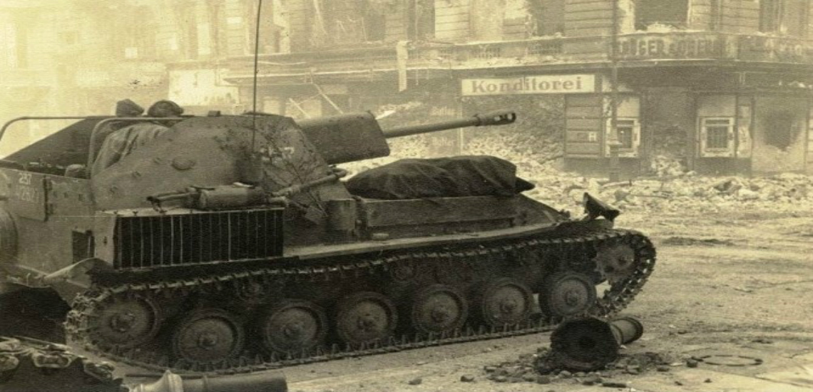 70 χρόνια από την τελευταία μάχη του Β’ Παγκοσμίου Πολέμου στο Βερολίνο, φωτογράφος του Ρόιτερς απαθανατίζει τα ίδια σημεία με την ίδια μηχανή. Συγκρίσεις που εντυπωσιάζουν