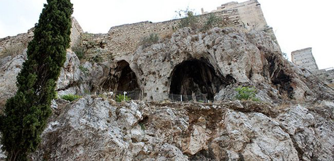 Τα αθέατα σπήλαια της Ακρόπολης που πραγματοποιούνταν πανάρχαιες τελετές. Που βρίσκεται η σπηλιά που οι Πέρσες ανέβηκαν και έκαψαν τον ιερό βράχο. Την ίδια χρησιμοποίησαν Γλέζος και Σάντας για να κατεβάσουν την σβάστικα