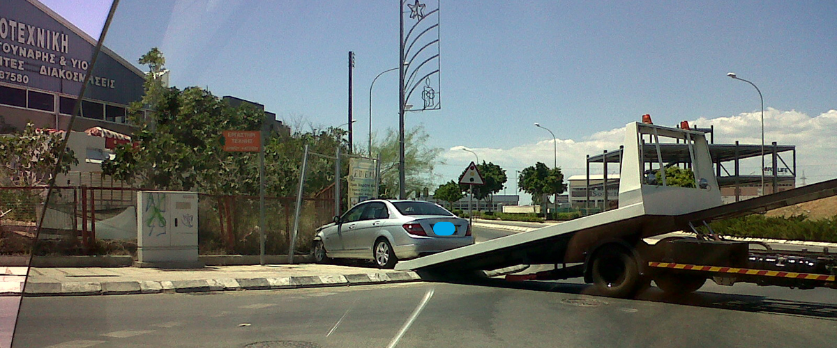 ΛΑΤΣΙΑ: Αυτοκίνητο κάρφωσε σε πινακίδες στον κυκλικό κόμβο του Αγίου Χαραλάμπους – ΦΩΤΟΓΡΑΦΙΕΣ