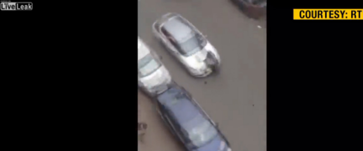 ΣΚΛΗΡΕΣ ΕΙΚΟΝΕΣ: Οδηγός αυτοκινήτου «πατά» επίτηδες μουσουλμάνα στο Βέλγιο - VIDEO