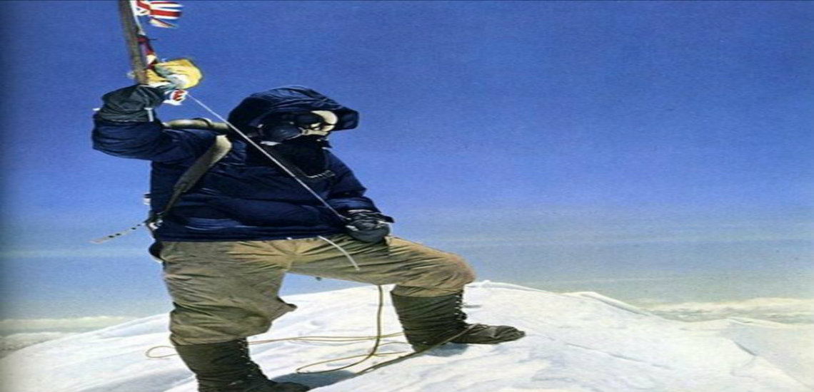 Έντμουντ Χίλαρι, ο ορειβάτης που πάτησε πρώτος την κορυφή του Έβερεστ και διέσχισε την Ανταρκτική. Έχασε δύο φορές πτήση με αεροπλάνα και αυτά συνετρίβησαν. Σε αεροπορικό έχασε σύζυγο και μια κόρη