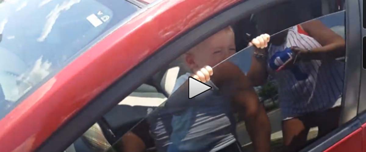 Εγκληματική αμέλεια: Άφησε κλειδωμένο σε χώρο στάθμευσης το παιδί του που κλαίει γοερά – VIDEO