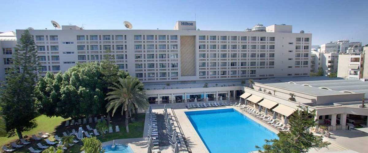 Πωλεί το Hilton Cyprus ο Βγενόπουλος – Πληροφορίες για υπογραφές και προκαταβολή