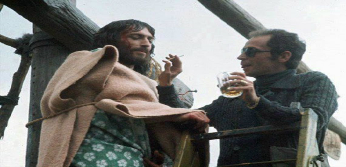 "Ο Ιησούς από τη Ναζαρέτ"…πίσω από τις κάμερες. Ο Τζεφιρέλι άφησε ώρες τον Ρόμπερτ Πάουελ δεμένο στον σταυρό και του κρατούσαν μια κουβέρτα κι ένα τσιγάρο
