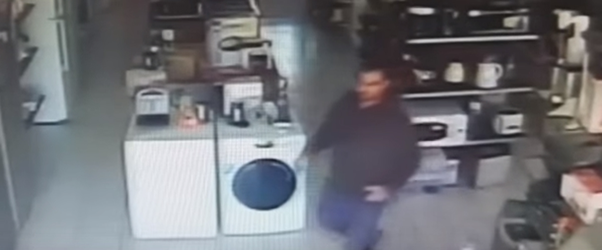 ΛΕΩΦ. ΑΘΑΛΑΣΣΗΣ: Δείτε τον θρασύτατο κλέφτη να μπαίνει στο μαγαζί και να φεύγει με την ταμειακή μηχανή - VIDEO
