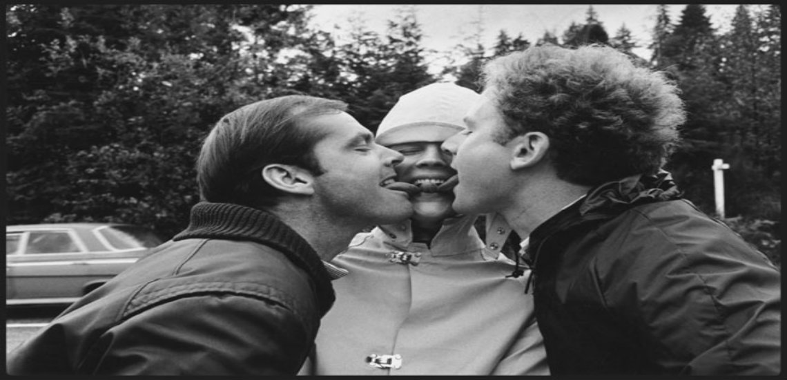 Το «τριπλό φιλί» του Τζακ Νίκολσον με την Κάντις Μπέργκεν και τον Αρτ Γκάρφανκελ. Ποιος είχε σχέση με ποιον. Έπαιξαν μαζί στη «Γνωριμία της σάρκας», αλλά η ταινία τους κατασχέθηκε στους περιφερειακούς κινηματογράφους