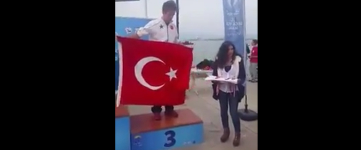 Ανέβηκε ο Τούρκος αθλητής στο βάθρο και του ‘ρθαν από την εξωτερική δυο Κυπριόπουλα – VIDEO