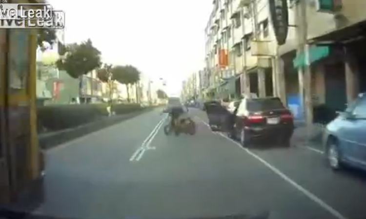 Μια απροσεξία με την πόρτα αυτοκινήτου, σκότωσε δικυκλιστή -VIDEO (ΣΚΛΗΡΕΣ ΕΙΚΟΝΕΣ)