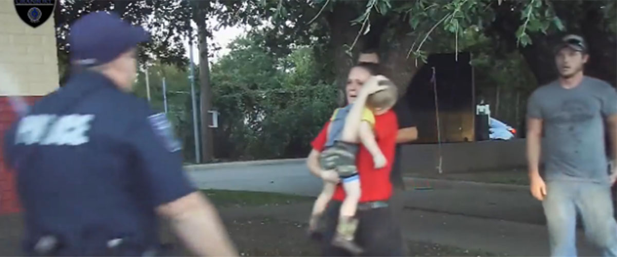 Αποκλείεται να μην βουρκώσετε: Αστυνομικός σπεύδει να σώσει τη ζωή 3χρονου που δεν αναπνέει – VIDEO