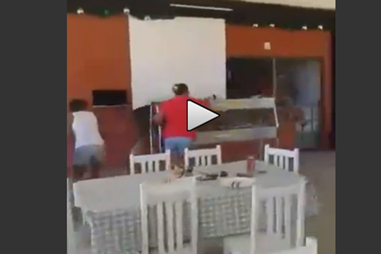 ΑΠΙΣΤΕΥΤΟ VIDEO: Την καταδιώκει ξαναμμένος σε εστιατόριο!