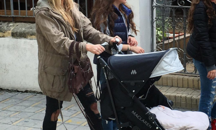 Κύπρια επώνυμη για βόλτα με τις δίδυμες κόρες και το νεογέννητο της γιο!