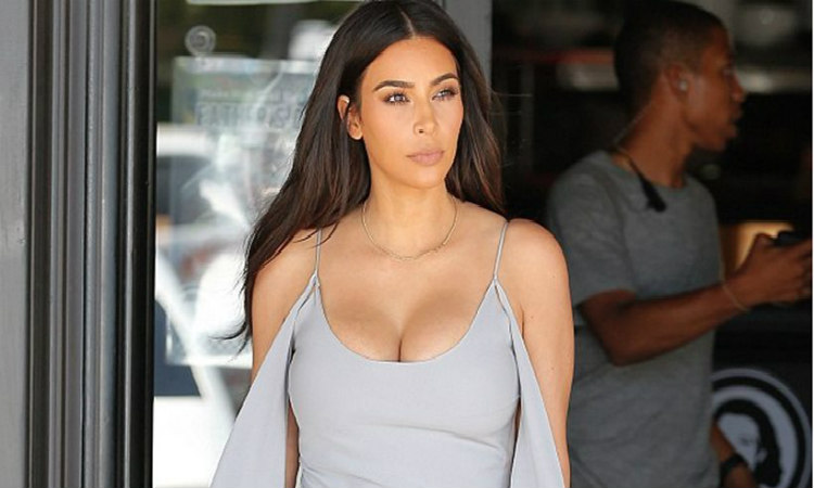 Τα έχει τα παχάκια της η Kim Kardashian! Δείτε την με φόρμες και παντόφλες!
