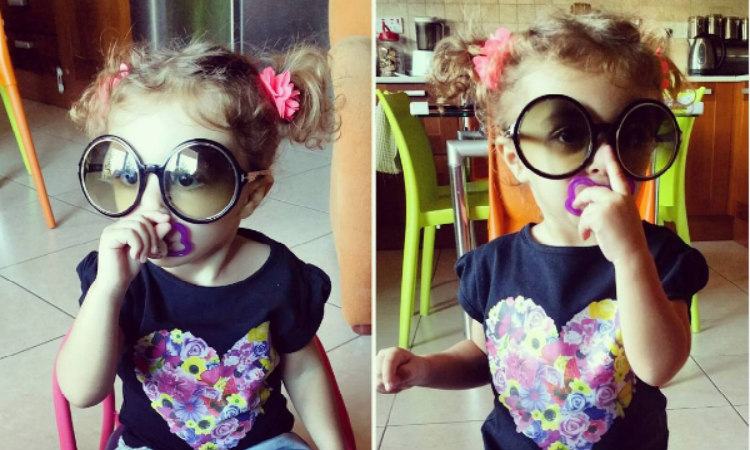 Δεν υπάρχει! Η κόρη της Κύπριας ηθοποιού απαιτεί να πηγαίνει σχολείο με τα γυαλιά της μητέρας της!